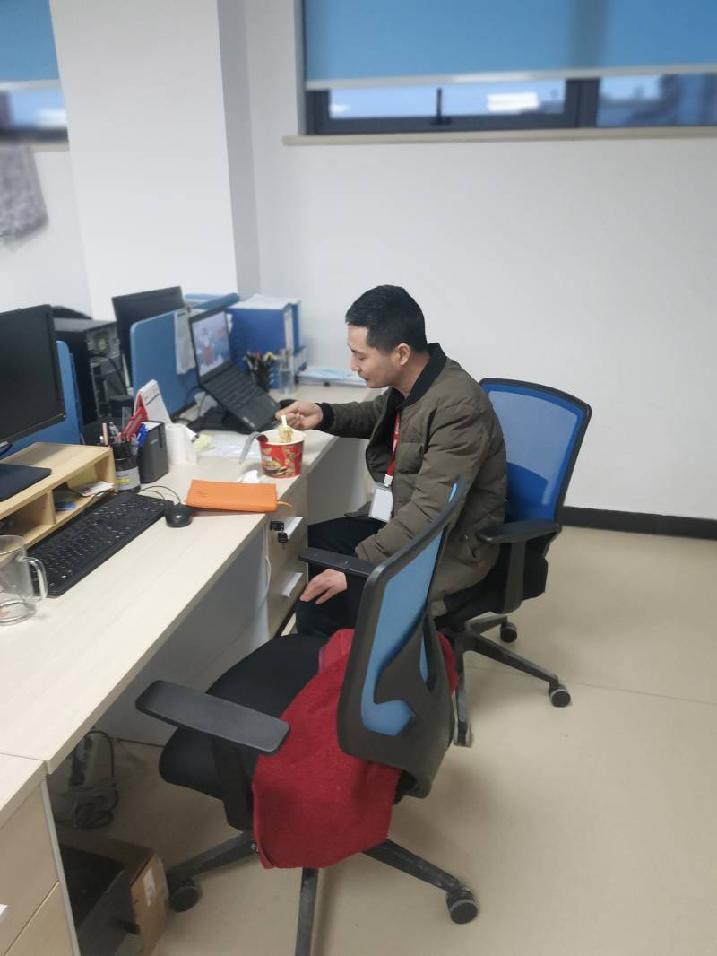 开发部张林海，，，在疫情爆发的时间毅然决然重新昌来到了上海，，，真正的逆行者，，，和上海的开发部同事一起共克时艰(1).jpg